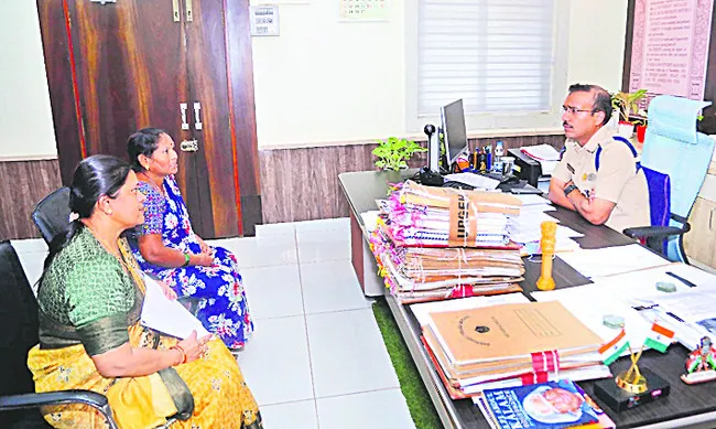 ఫిర్యాదులపై ప్రత్యేక దృష్టి సారించాలి 