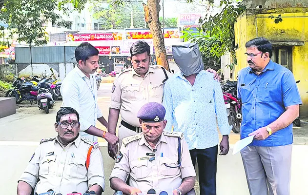 హత్యకు పాత కక్షలే కారణం 