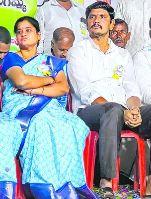 ప్రజాసేవకులకే మద్దతు