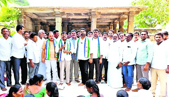 పార్టీకి కార్యకర్తలే మూల స్తంభాలు
