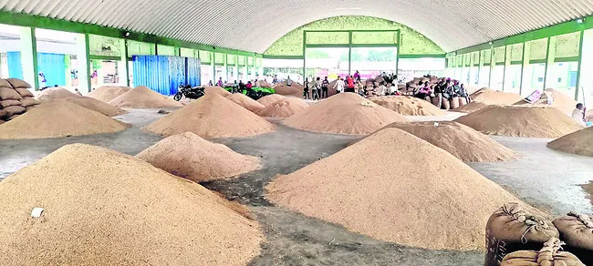 ధాన్యం రాశులతో మార్కెట్‌ కళకళ