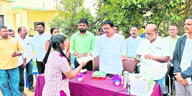 వందశాతం ఫలితాలు సాధించాలి: యెన్నం 