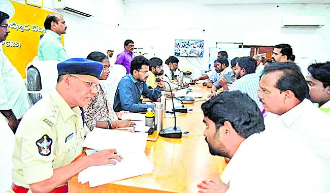 సకాలంలో స్పందించి పరిష్కరించండి 