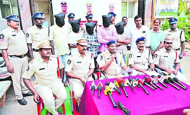 ద్విచక్ర వాహనాల చోరీ కేసులో ఐదుగురు అరెస్ట్‌ 