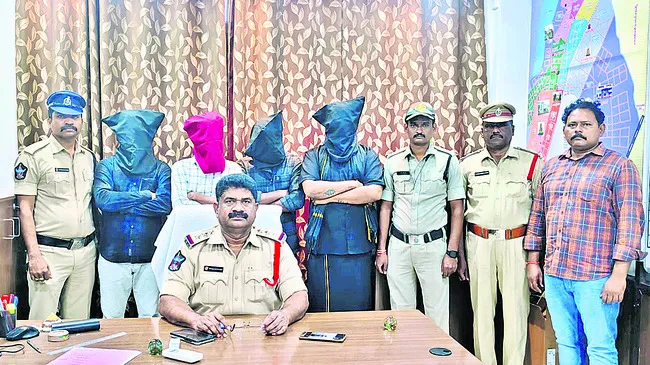 నాలుగు కేజీల గంజాయి స్వాధీనం 