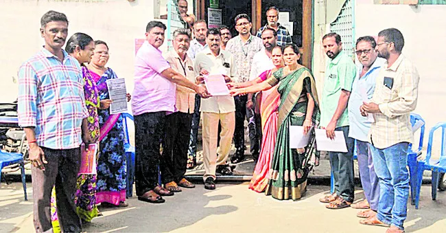 సహకార సంఘ ఉద్యోగుల సమస్యలను పరిష్కరించాలి 