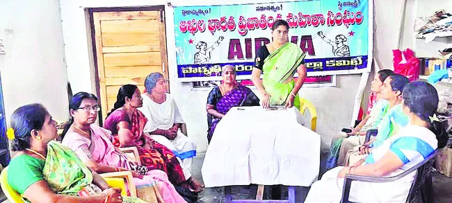 మంత్రి కుమారుడిపై కేసు నమోదుకు డిమాండ్‌ 