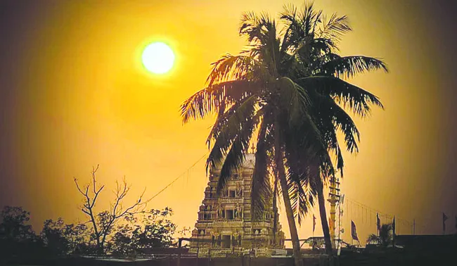 ● సంధ్యా సమయం.. ఆధ్యాత్మిక సోయగం 