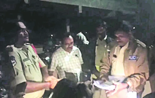 డబ్బు, మద్యం పంపిణీ..