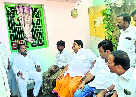 ప్రభుత్వ నిర్లక్ష్యంతోనే రైతుల ఆత్మహత్యలు 