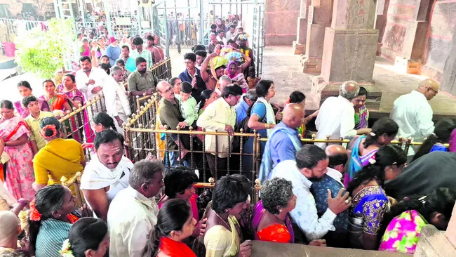 శ్రీగిరికి పోటెత్తిన భక్తులు