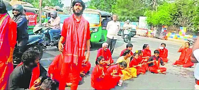 స్క్యూబ్రిడ్జి వద్ద భవానీల ఆందోళన 