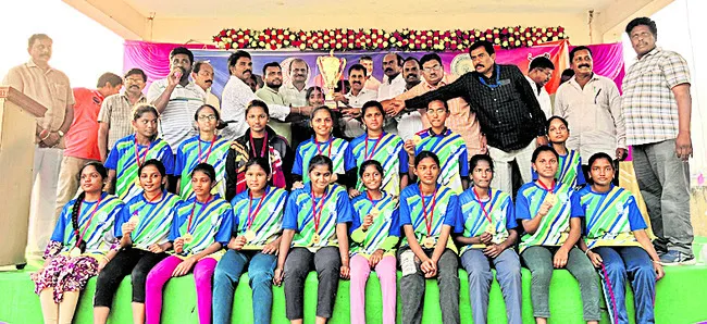 సాఫ్ట్‌బాల్‌ విజేతలకు బహుమతులు అందజేత 