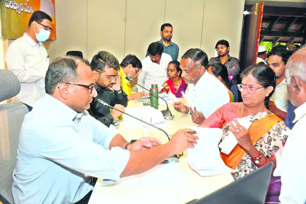 అర్జీల పరిష్కారంలో నిర్లక్ష్యం చేస్తే చర్యలు 