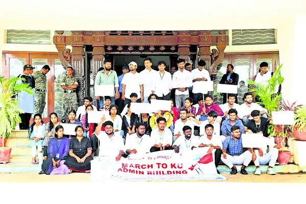 హాస్టల్‌ వసతి కల్పించాలి..