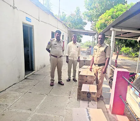 27 కాటన్ల మద్యం పట్టివేత 