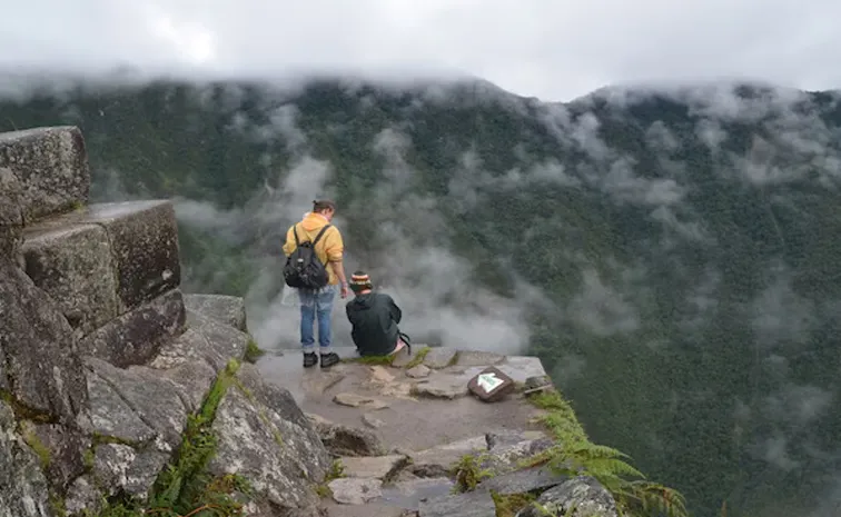 Tourist Falls Off 130 Foot Cliff While Taking Selfie lucklly Survives11