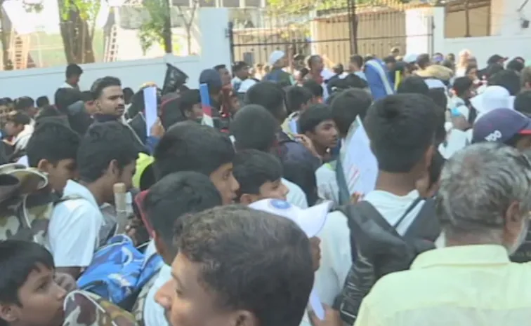 హెచ్‌సీఏ తీరుపై తల్లిదండ్రుల ఆగ్రహం