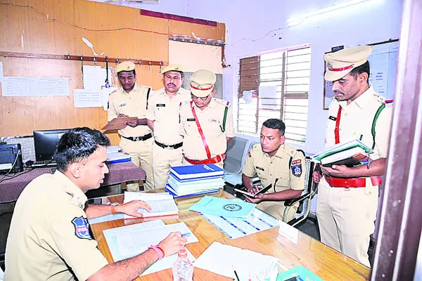 పోలీసులకు క్రమశిక్షణ తప్పనిసరి