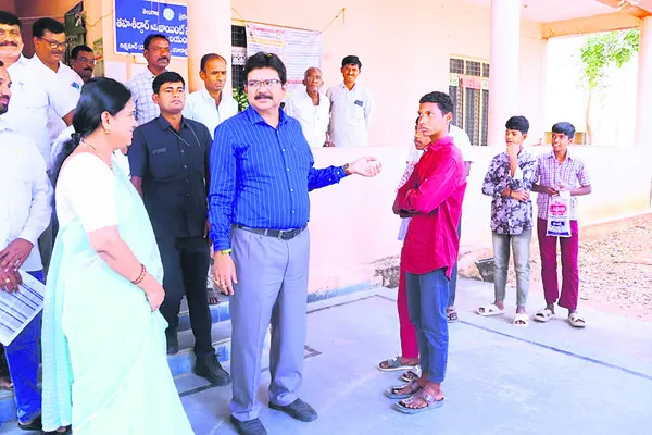 విధులకు గైర్హాజరైన  ఎంపీడీఓకు షోకాజ్‌ నోటీసు
