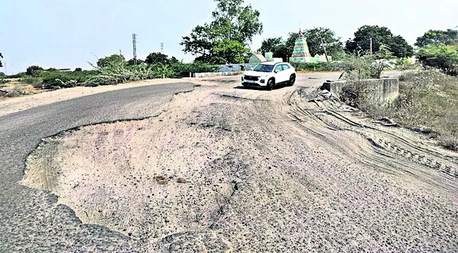 4 కి.మీ 400 గుంతలు 