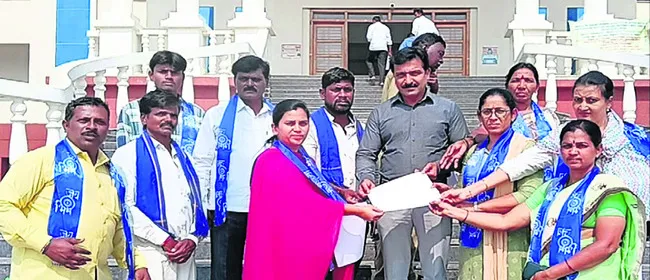 హత్య కేసు నిందితుల్ని అరె్‌స్ట్‌ చేయరూ 