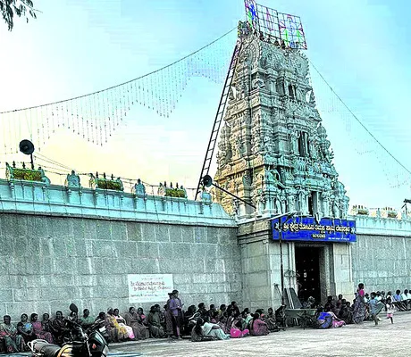 తిమ్మప్ప భక్తుల ఉగ్రరూపం