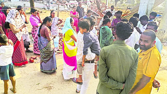 ఇళ్ల కూల్చివేత వివాదాస్పదం