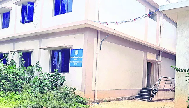 పల్లె పాలనపై ఆంక్షలు