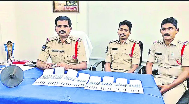 కోడి కత్తుల తయారీదారు అరెస్టు 