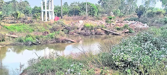 చెరువును పూడ్చేస్తున్నారు 