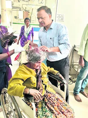 వృద్ధురాలిపై వీధి కుక్క దాడి