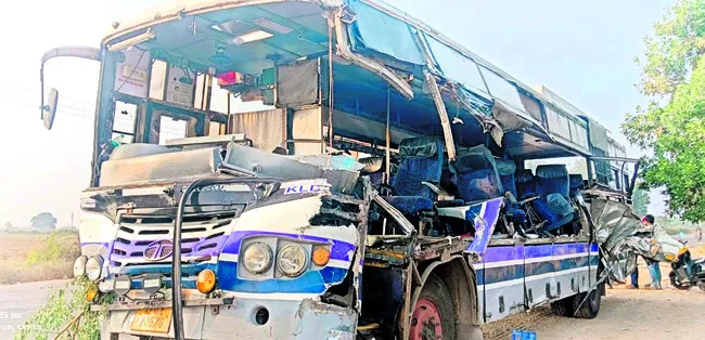 ఆగిన లారీని ఢీకొన్న ఆర్‌టీసీ బస్సు 