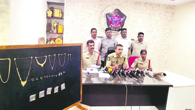 పగలు రెక్కీ... రాత్రి నక్కి... 