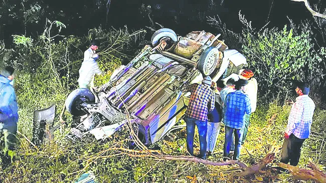 అతివేగంతో అదుపుతప్పిన కారు 