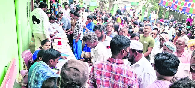 యూరియా కోసం తిప్పలు