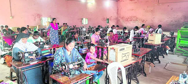 కుట్టు.. ఉపాధికి మెట్టు 