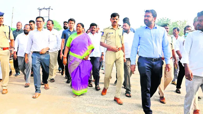 ఫుట్‌ ఓవర్‌బ్రిడ్జి త్వరగా పూర్తిచేయాలి