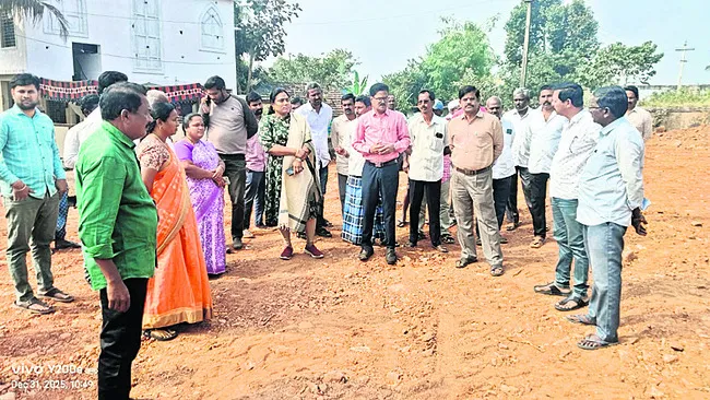 పీహెచ్‌సీ ఆవరణలో ఆటస్థలంపై విచారణలో వివక్ష 