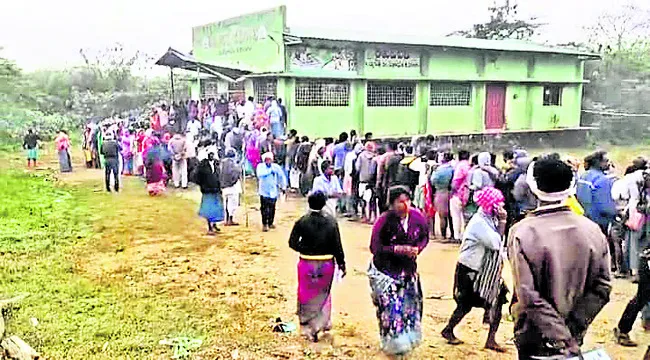 యూరియా కోసం పడిగాపులు