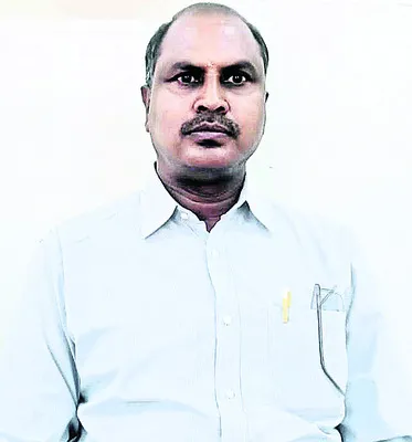 స్కూల్‌ అసిస్టెంట్ల  అసోసియేషన్‌ జిల్లా  అధ్యక్షుడిగా ర