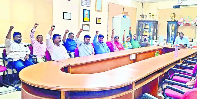 కాంట్రాక్టు గెస్ట్‌ ఫ్యాకల్టీ సమస్యలు పరిష్కరించాలి 