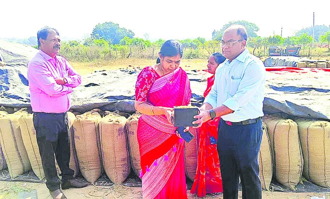 ధాన్యం కొనుగోళ్లలో నిర్లక్ష్యం వద్దు 