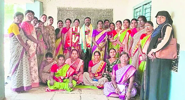 అంగన్‌వాడీ టీచర్లకు అండగా ఉంటాం 