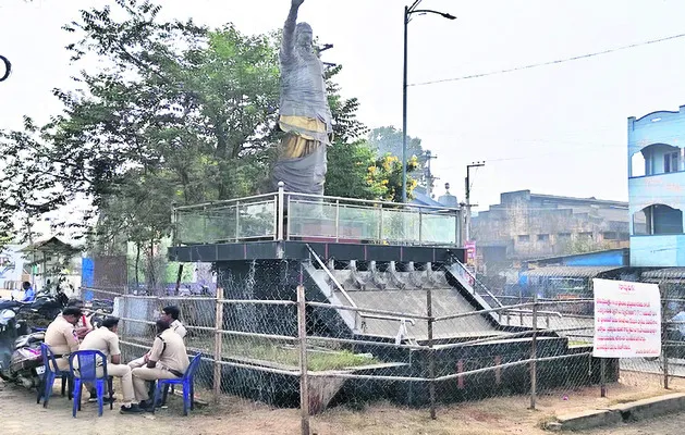 వైఎస్సార్‌ విగ్రహానికి కంచె 