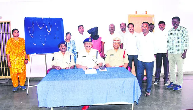 పార్కింగ్‌ చేసిన కార్లే అతడి లక్ష్యం 