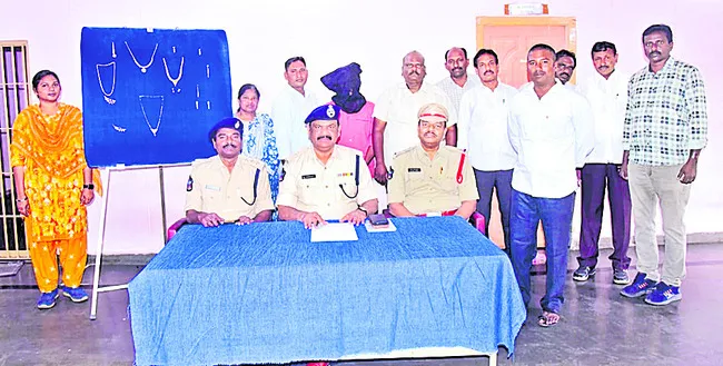 పార్కింగ్‌ చేసిన కారుల్లో చోరీ చేసే నిందితుడి అరెస్ట్‌ 