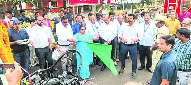 అగ్నిమాపక వాహనం, రోడ్‌ స్వీపింగ్‌ యంత్రం ప్రారంభం