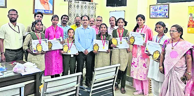 ‘మ్యాథ్స్‌ టాలెంట్‌ టెస్ట్‌’ విజేతలకు బహుమతులు