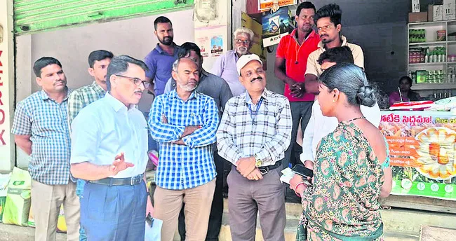సైబర్‌ నేరాలపై అప్రమత్తంగా ఉండాలి: ఎస్పీ 
